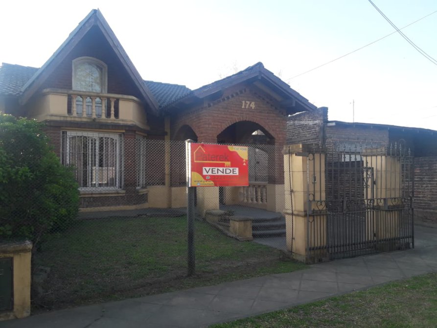 VIVIENDA EN DOS PLANTAS, BUEN ENTORNO Y UBICACIÓN.

CONSTA DE: PLANTA ALTA CON 2 DORMITORIOS, EN PLANTA BAJA  COCINA-COMERDOR-LIVING, 1 DORMITORIO Y BAÑO.
ENTRADA PARA VEHÍCULO.
AL FONDO QUINCHO CON BAÑO.
SERVICIOS LUZ Y GAS NATURAL.

VALOR DE VENTA:U$S 130.000
