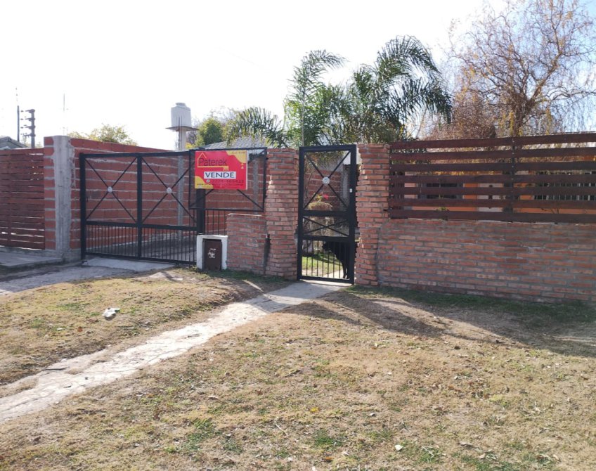 VIVIENDA SOBRE ALMIRANTE BROWN, A 5 CUADRAS DE LA PARADA DE COLECTIVOS.

CONSTA DE: 2 DORMITORIOS, COCINA-COMEDOR, BAÑO, GARAGE Y PARQUE (AL FRENTE Y FONDO)

SERVICIOS LUZ ELÉCTRICA Y GAS NATURAL.

VALOR DE VENTA: U$S 120.000.-
