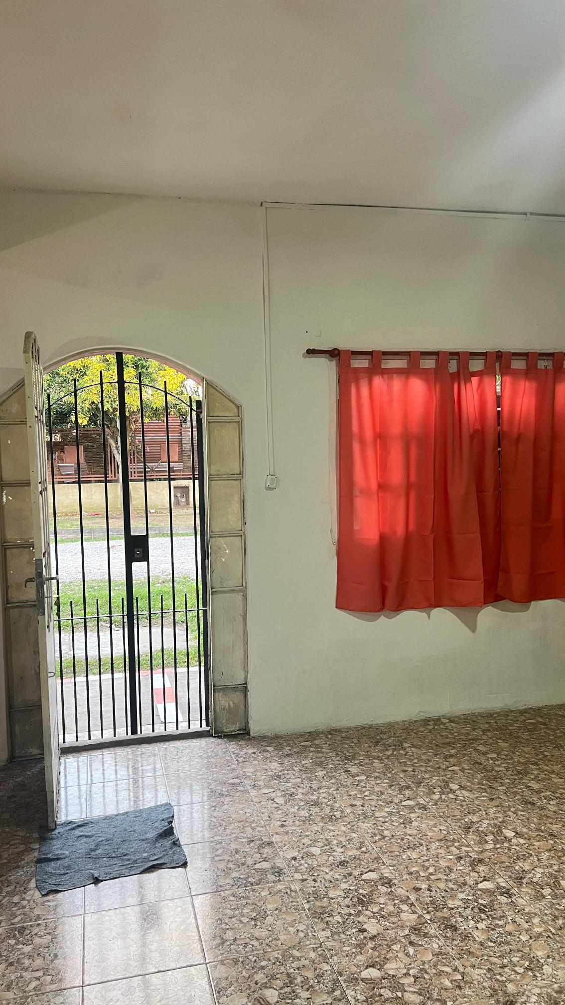 DEPARTAMENTO EN ALQUILER IDEAL PARA PAREJA O PERSONA SOLA.
UBICACION: GARIBALDI N° 2221 ENTRE PASAJE DRAKE Y 33 ORIENTALES, GLEW.
CONSTA DE: 1 DORMITORIO, COCINA, LIVING-COMEDOR Y BAÑO.
SERVICIO DE LUZ COMPARTIDO.
VALOR DEL ALQUILER: $ 250.000 X MES DEPARTAMENTO EN ALQUILER IDEAL PARA PAREJA O PERSONA SOLA.
UBICACION: GARIBALDI N° 2221 ENTRE PASAJE DRAKE Y 33 ORIENTALES, GLEW.
CONSTA DE: 1 DORMITORIO, COCINA, LIVING-COMEDOR Y BAÑO.
SERVICIO DE LUZ COMPARTIDO.
VALOR DEL ALQUILER: $ 250.000 X MES
