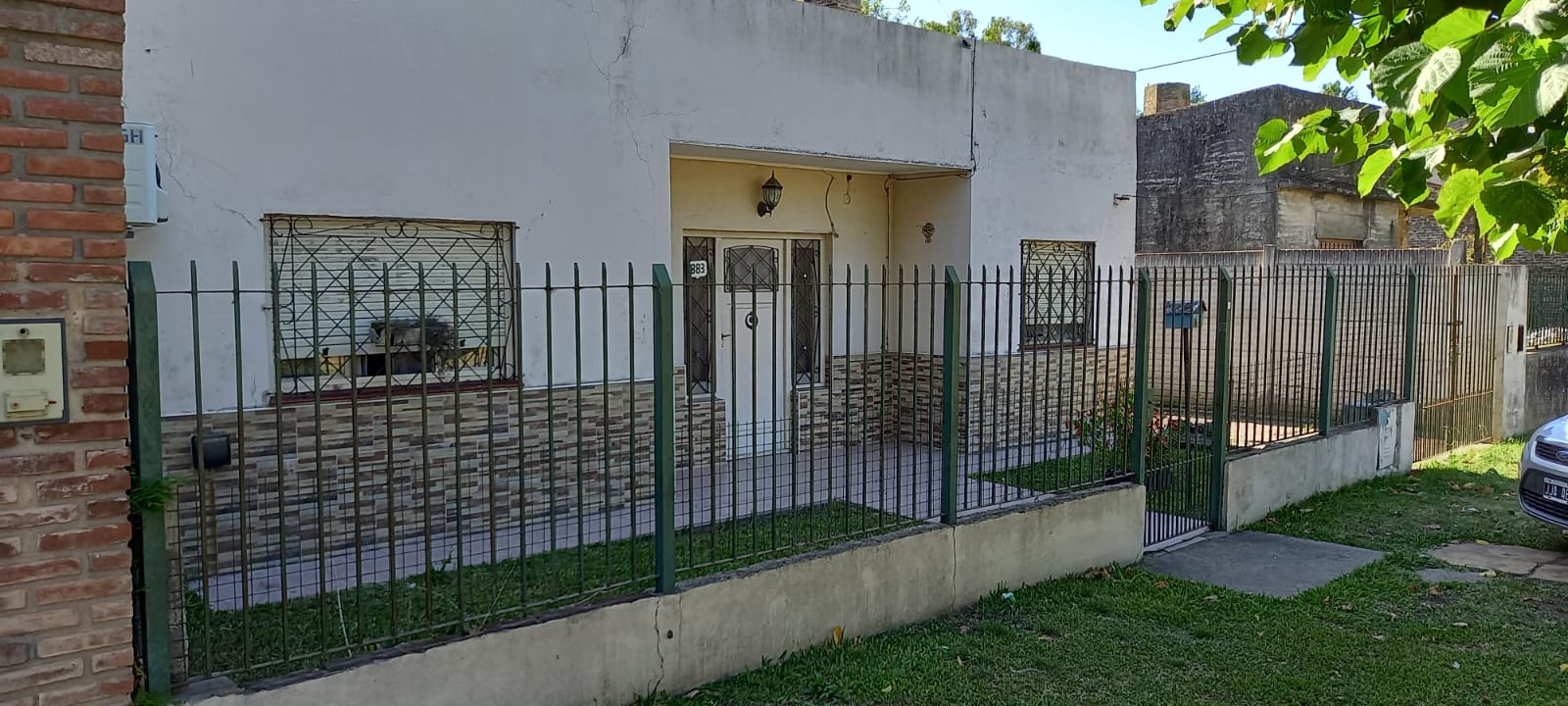 VIVIENDA EN GLEW UBICADA EN BUEN ENTORNO. 

UBICACION: R.SOLDI N° 883, GLEW.

CONSTA DE: 2 DORMITORIOS, LIVIN, COCINA-COMEDOR, BAÑO, GALPÓN PARA GUARDADO, GALERIA CON LAVADERO Y PARRILLA. ENTRADA PARA VEHÍCULO. SERVICIO LUZ Y GAS.

VALOR DE VENTA: U$S 72.000.- 