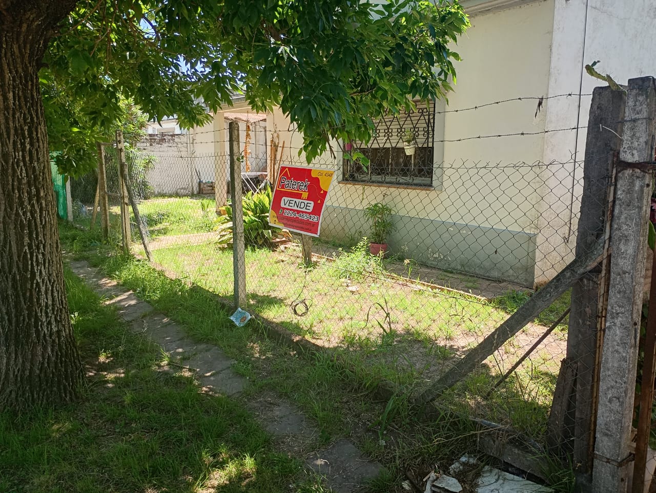 2 VIVIENDAS EN UN MISMO TERRENO, CADA CUAL CUENTA CON SUS RESPECTIVOS SERVICIOS INDEPENDIENTES Y ESTAN DIVIDIDAS POR MURO MEDIANERO.
CONSTA DE: VIVIENDA 1 CON 2 DORMITORIOS, COCINA, LIVING-COMEDOR, BAÑO, PATIO Y FRENTE DE ALAMBRADO CON PORTON PARA INGRESO VEHICULAR.
VIVIENDA 2 EN LA ESQUINA CON ENTRADA INDEPENDIENTE DANDO A LA CALLE MONOAMBIENTE CON BAÑO. LA VIVIENDA LINDERA CON PORTON CHICO PARA INGRESO CUANTA CON 2 DORMITORIOS, COCINA, COMEDOR Y BAÑO.
LAS VIVIENDAS CUENTAN CON SERVICIO DE LUZ Y GAS INDEPENDIENTES.
VALOR DE VENTA : U$S 140.000 2 VIVIENDAS EN UN MISMO TERRENO, CADA CUAL CUENTA CON SUS RESPECTIVOS SERVICIOS INDEPENDIENTES Y ESTAN DIVIDIDAS POR MURO MEDIANERO.
CONSTA DE: VIVIENDA 1 CON 2 DORMITORIOS, COCINA, LIVING-COMEDOR, BAÑO, PATIO Y FRENTE DE ALAMBRADO CON PORTON PARA INGRESO VEHICULAR.
VIVIENDA 2 EN LA ESQUINA CON ENTRADA INDEPENDIENTE DANDO A LA CALLE MONOAMBIENTE CON BAÑO. LA VIVIENDA LINDERA CON PORTON CHICO PARA INGRESO CUANTA CON 2 DORMITORIOS, COCINA, COMEDOR Y BAÑO.
LAS VIVIENDAS CUENTAN CON SERVICIO DE LUZ Y GAS INDEPENDIENTES.
VALOR DE VENTA : U$S 140.000