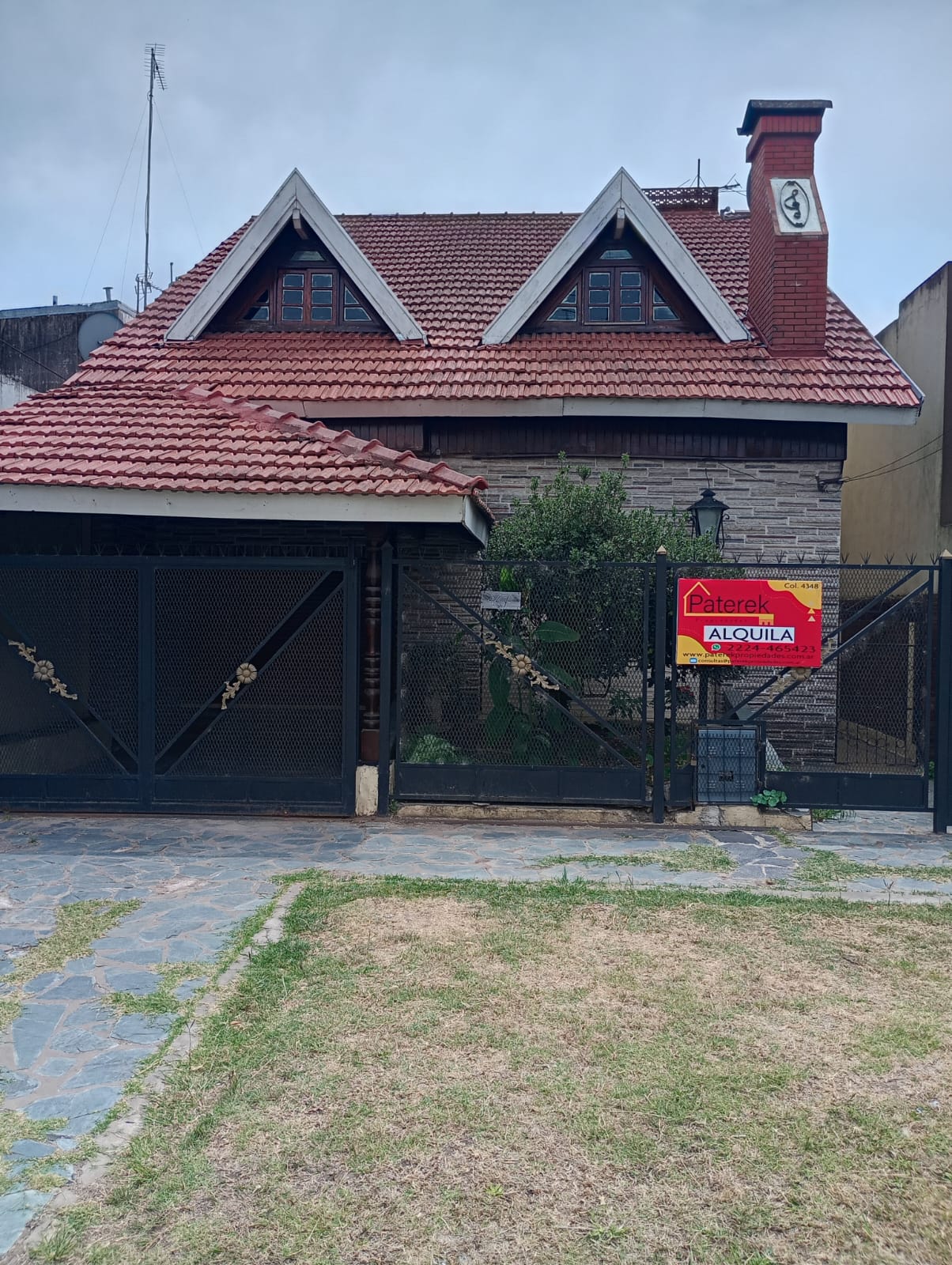 VIVIENDA AMPLIA A METROS DE LA AVDA. H.YRIGOYEN. DE FACIL ACCESO.

UBICACION: PROGRESO Nº 485, GLEW.

CONSTA DE: PLANTA BAJA CON LIVIN-COMEDOR AMPLIO, COCINA, 2 DORMITORIOS Y BAÑO.
PLANTA ALTA CON 2 DORMITORIOS CHICOS, ESPACIO LIBRE TIPO ESCRITORIO Y BAÑO.
PEQUEÑO ESPACIO LIBRE AL FONDO CON PILETA DE LAVADO.
ENTRADA PARA 1 VEHICULO.
SERVICIO LUZ Y GAS NATURAL.

VALOR DEL ALQUILER: $ 650.000 X MES.-

CONSULTE POR REQUISITOS Y CONDICIONES PARA INGRESAR.