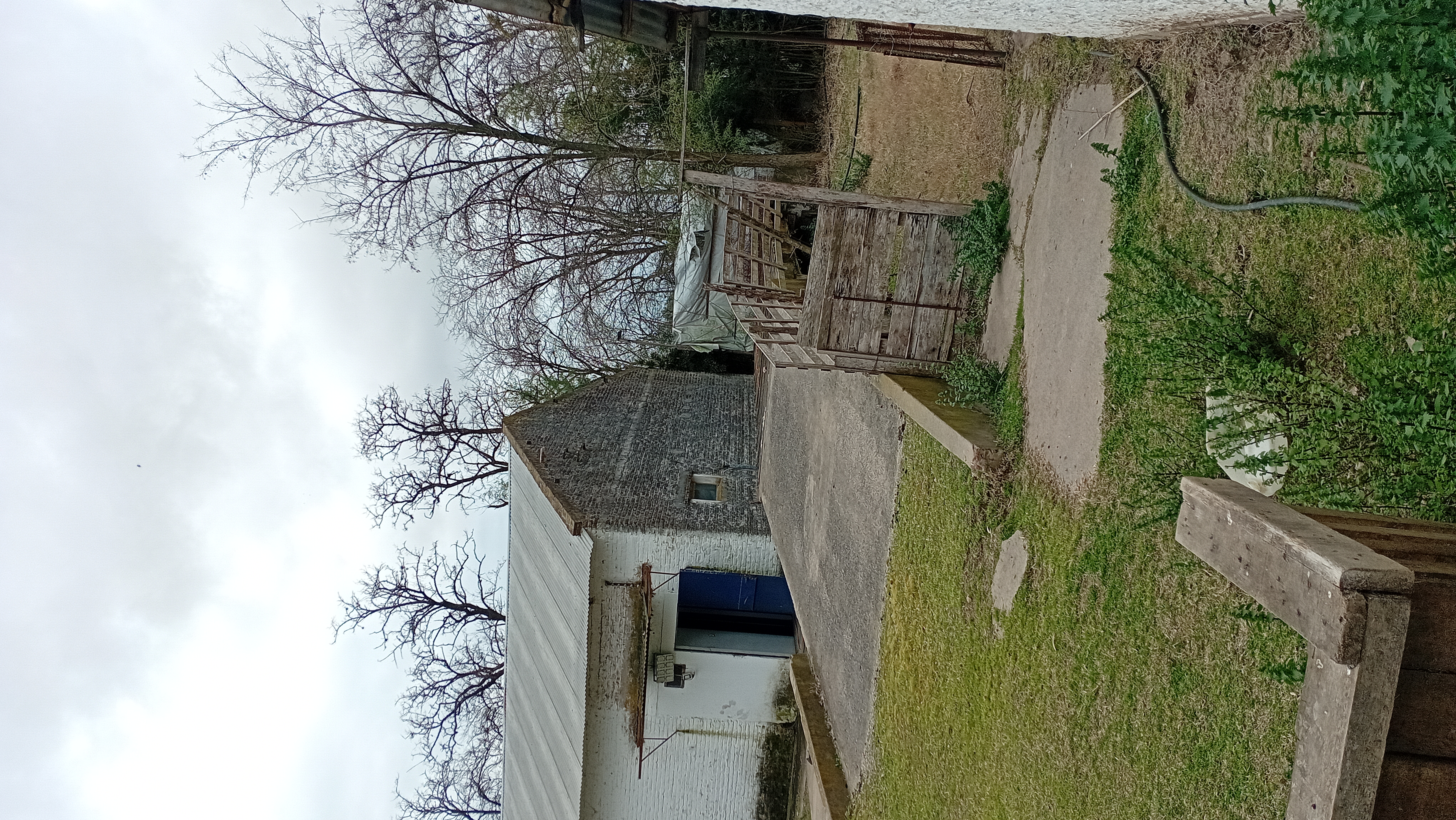 VENTA - 2 HECTAREAS IDEALES PARA SIEMBRA O EMPRENDIMIENTO PRODUCTIVO.

SE VENDEN 2 HECTAREAS DE TERRENO CON EXCELENTES CONDICIONES PARA SIEMBRA, CULTIVO O DESARROLLO DE EMPRENDIMIENTO.

LA PROPIEDAD CUENTA CON GALPONES AMPLIOS, IDEALES PARA ALMACENAMIENTO DE HERRAMIENTAS, MAQUINARIA O MERCADERIA.
SALON DE ATENCION Y/O DISTRIBUCION, ADAPTABLE PARA OFICINA COMERCIAL, PUNTO DE VENTA O LOGISTICA.
VIVIENDA DENTRO DEL PREDIO, COMODA Y FUNCIONAL.
AMPLIO ESPACIO PARA PRODUCCION, CULTIBO O EXPANSION DE INSTALACIONES.

IDEAL PARA PRODUCTORES, VIVEROS, DISTRIBUCION O PROYECTOS MIXTOS (producción + vivienda)

ENTORNO TRANQUILO Y CON GRAN POTENCIAL. 
UNA CALLE DA SOBRE ALBERDI Y LA OTRA CON CHUBUT.

CONSULTAR PARA MAS INFORMACION O COORDINAR VISITA.