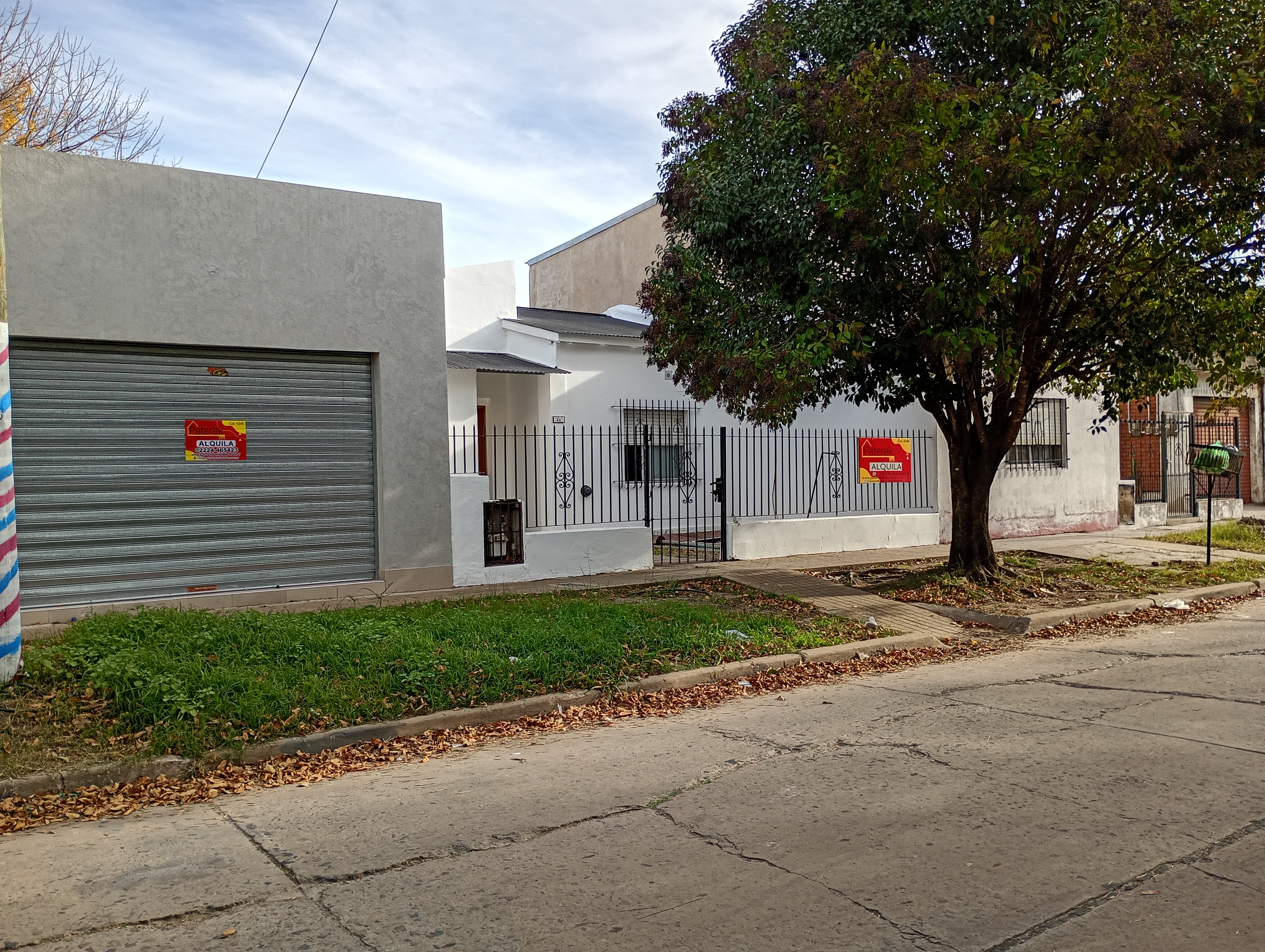 OPORTUNIDAD COMERCIAL VIVIENDA CON LOCAL CONTIGUO. 

PROPIEDAD IDEAL PARA FINES COMERCIALES, VIVIENDA Y LOCAL, BRINDA COMODIDAD Y FUNCIONALIDAD EN UN MISMO ESPACIO.

LA VIVIENDA CUENTA CON 2 DORMITORIOS, LIVING, COCINA COMEDOR. SERVICIO DE LUZ Y GAS NATURAL.
EL LOCAL CUENTA CON FRENTE DE VIDRIO, CORTINA CIEGA Y BAÑO PROPIO.
AMBOS TIENEN ACCESO AL PATIO DEL FONDO DE LA PROPIEDAD.

VALOR DEL ALQUILER EN CONJUNTO: $ 1.200.000 X MES

CONSULTE POR REQUISITOS Y/O PARA ALQUILAR DE MANERA SEPARADA. 
